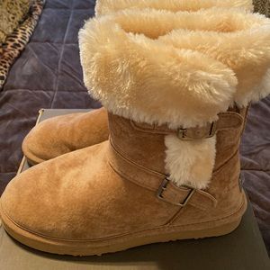 Lamo woman’s boots size 6 tan in color. Worn just a few times.